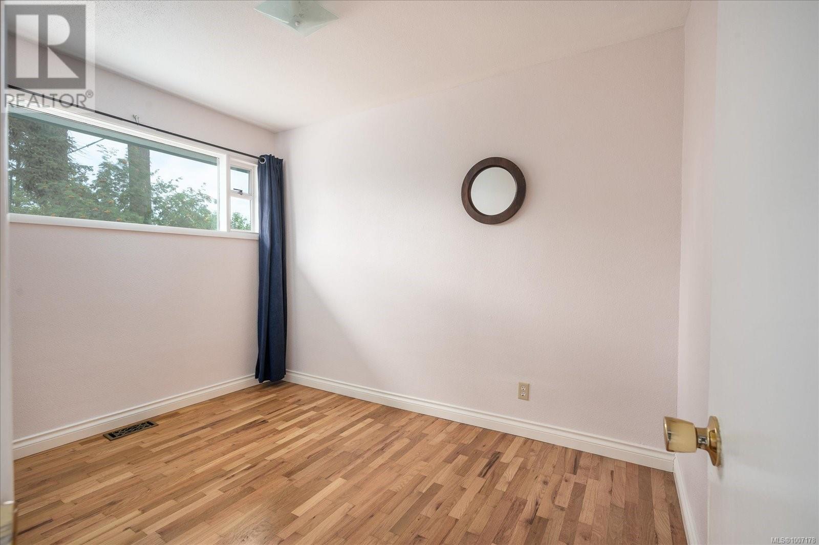 Property at 880 Hunter St image 3