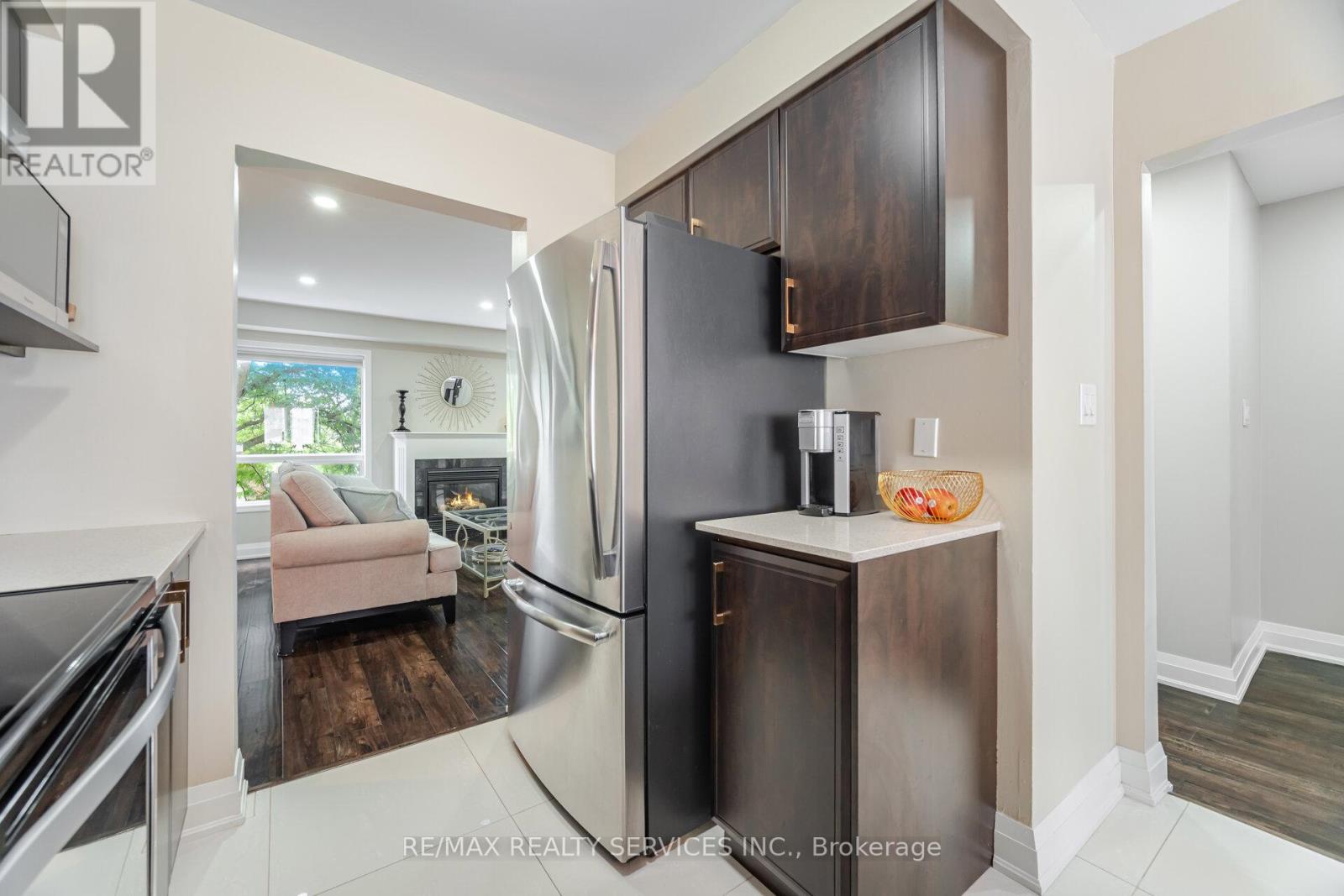 21 - 2 Clay Brick Court, Brampton, Ontario  L6V 4M7 - Photo 5 - W12280090