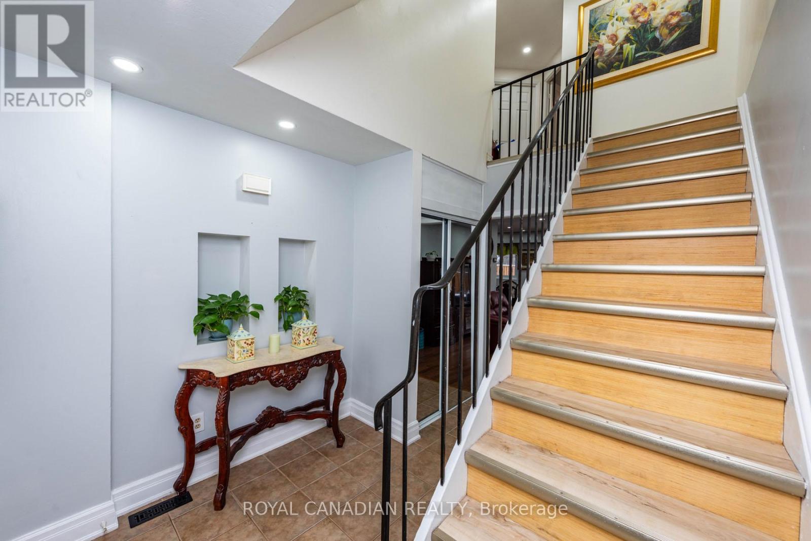 Property at 116 - 1538 LANCASTER DRIVE image 3