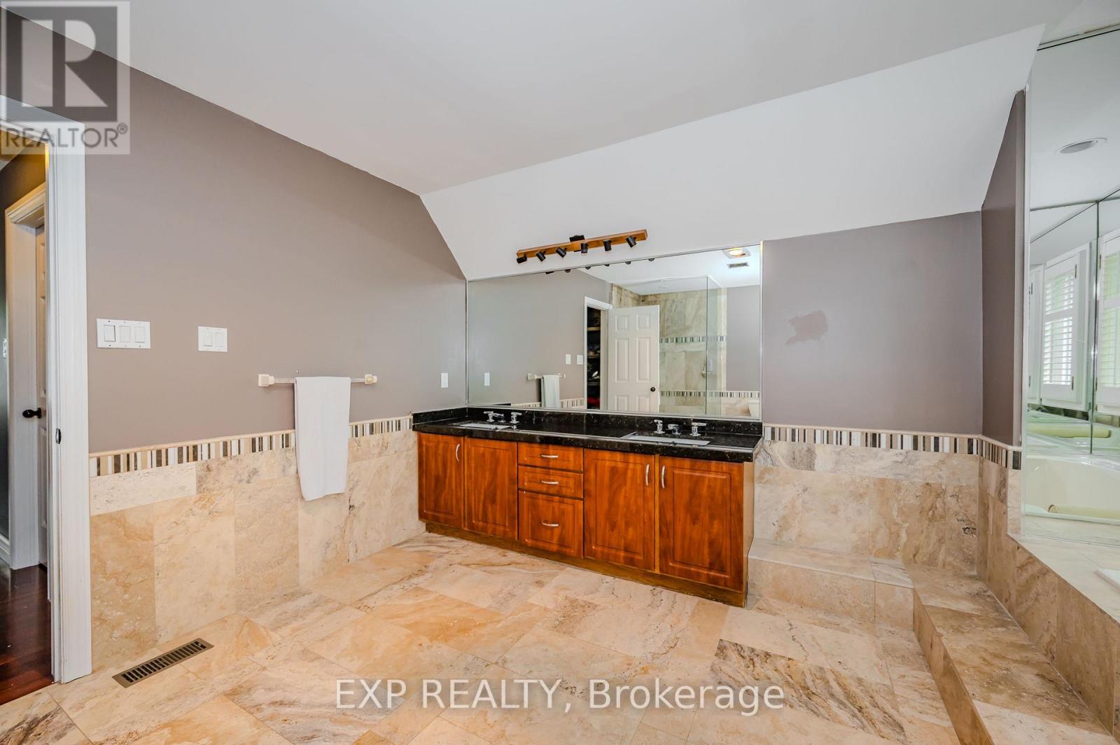 1340 Greeneagle Drive, Oakville, Ontario  L6M 2M9 - Photo 20 - W12280269