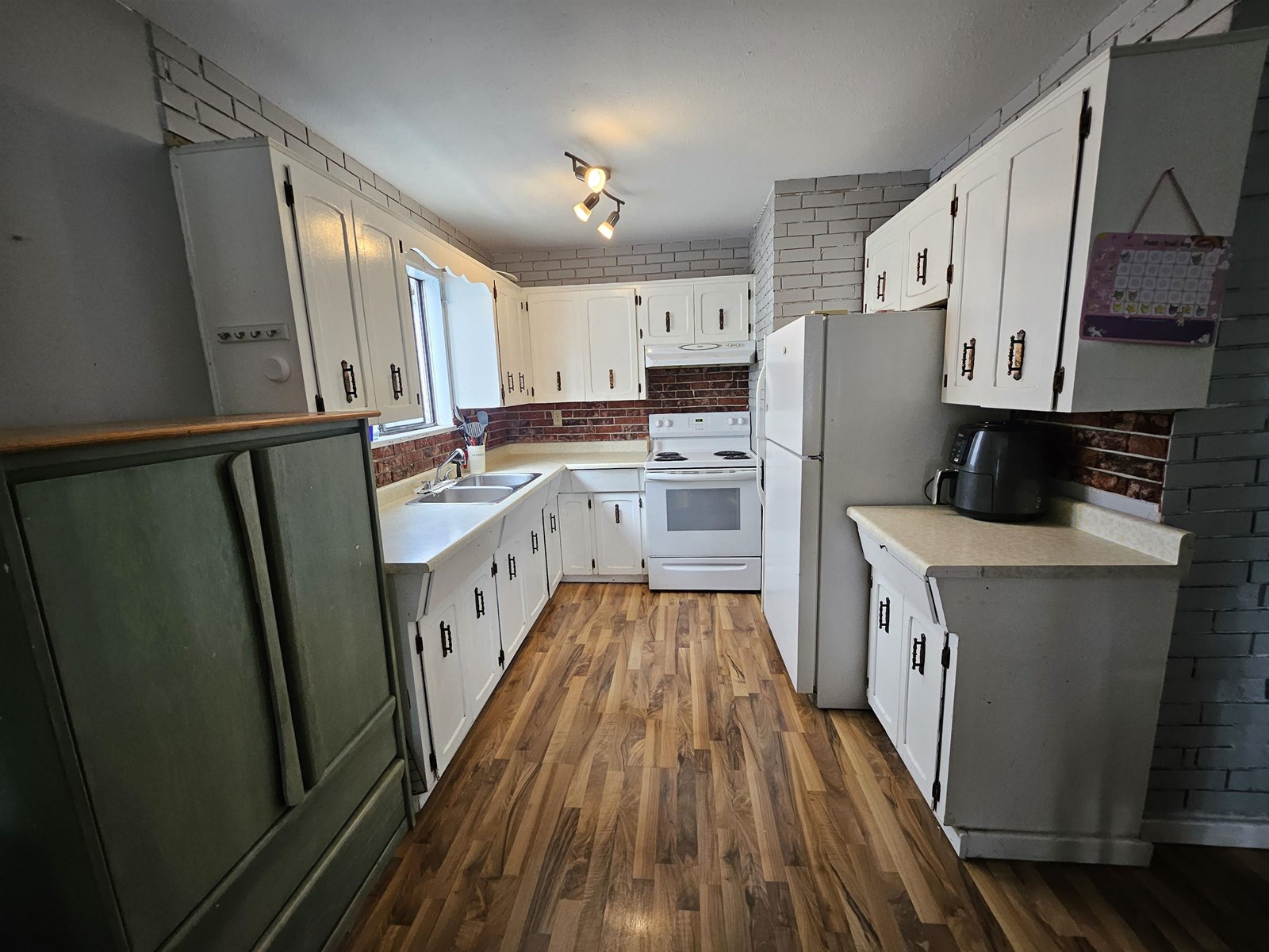 Property at 205 DAVIS CRESCENT image 5