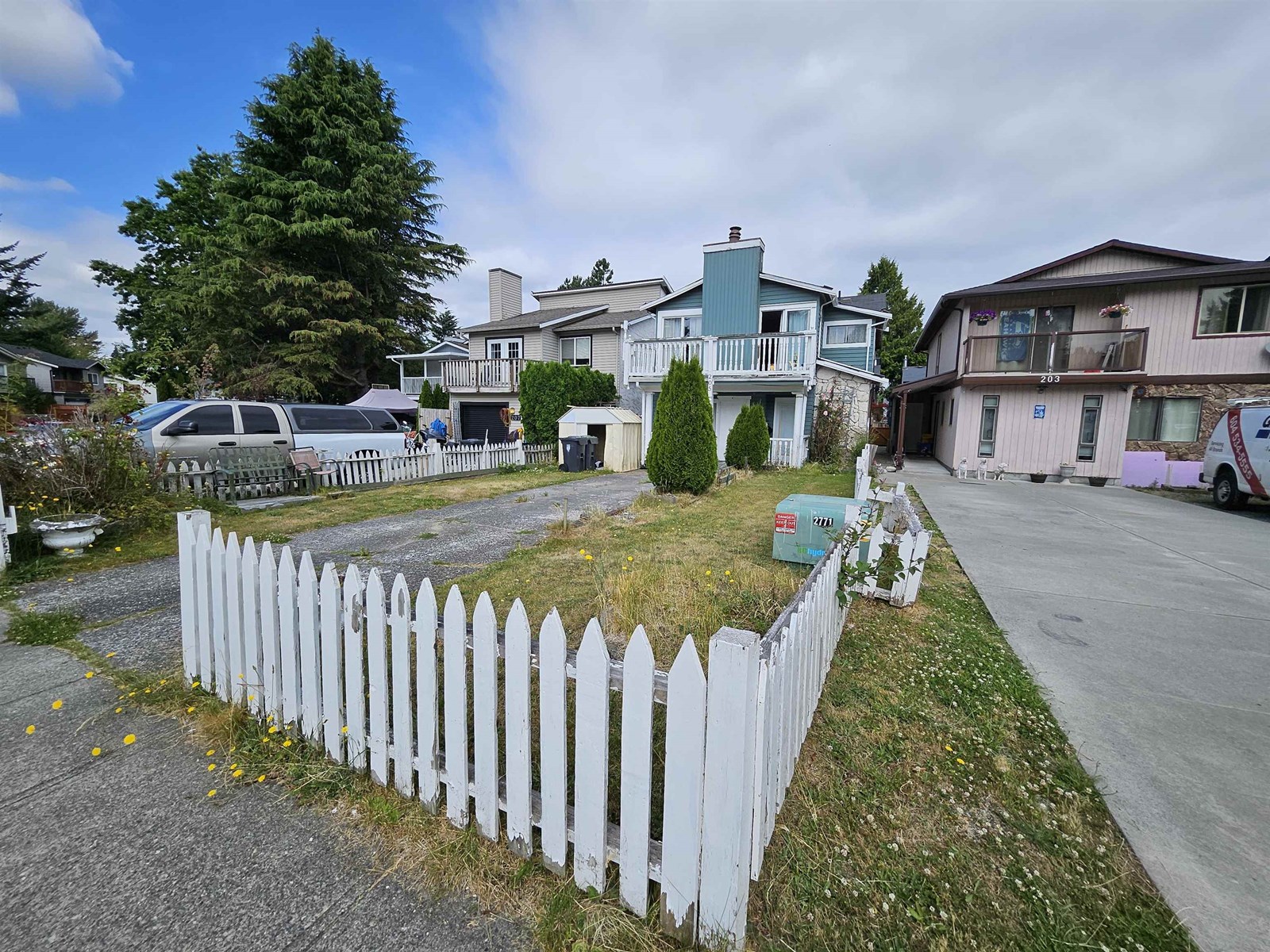 Property at 205 DAVIS CRESCENT image 3