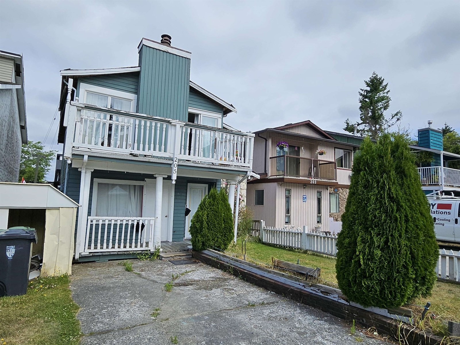 Property at 205 DAVIS CRESCENT image 2