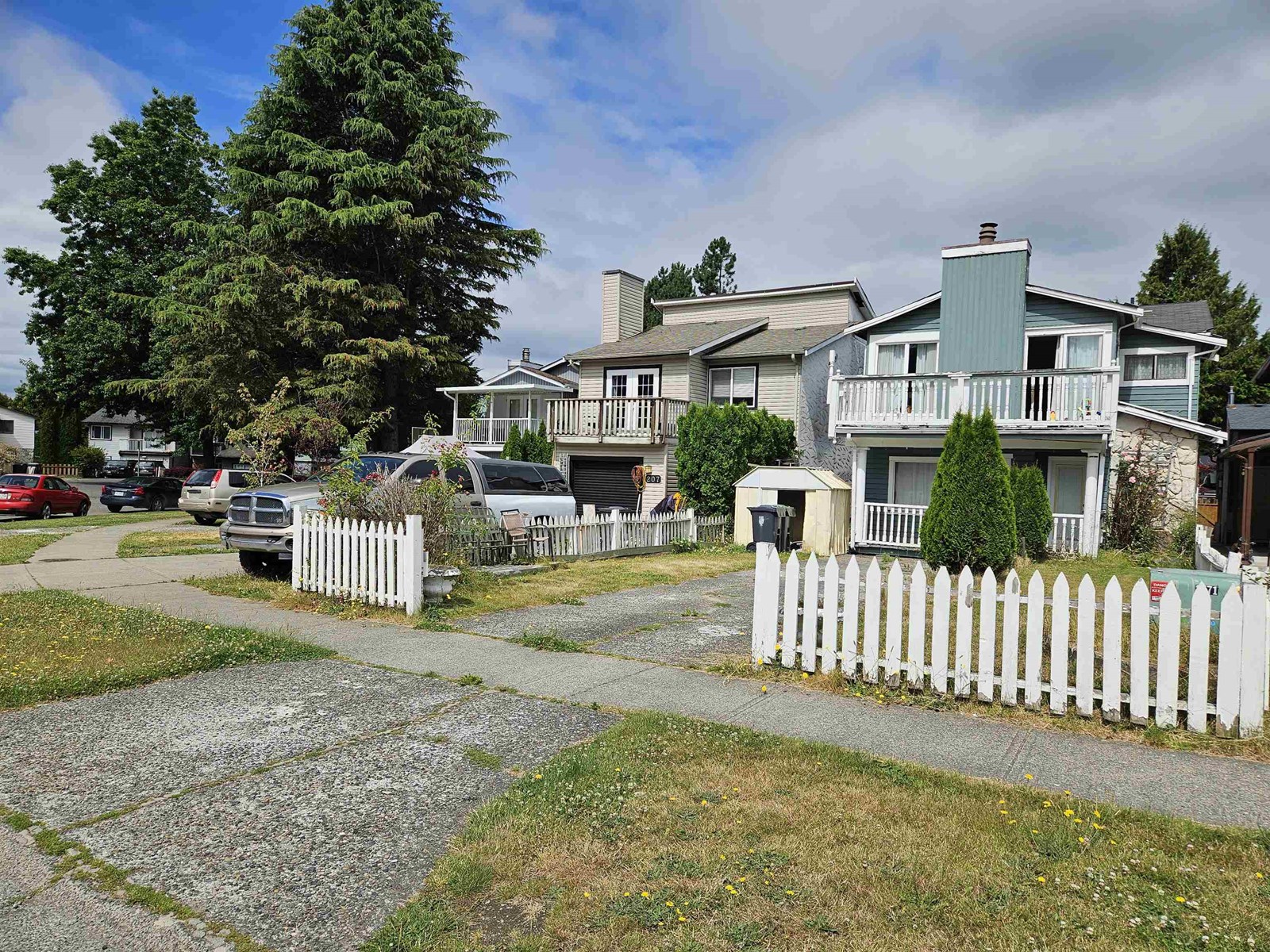 Property at 205 DAVIS CRESCENT image 1