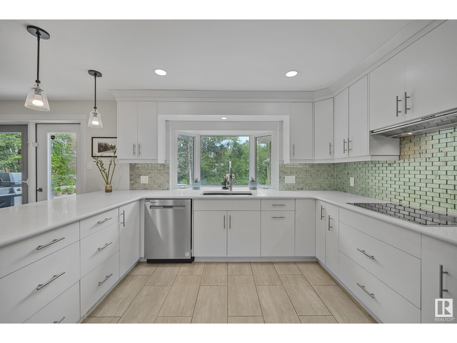 Property at 12408 39 AV NW image 2