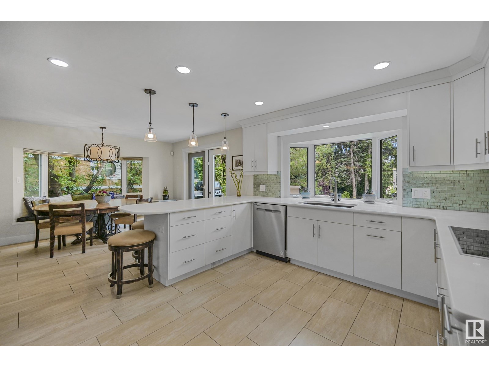 Property at 12408 39 AV NW image 4