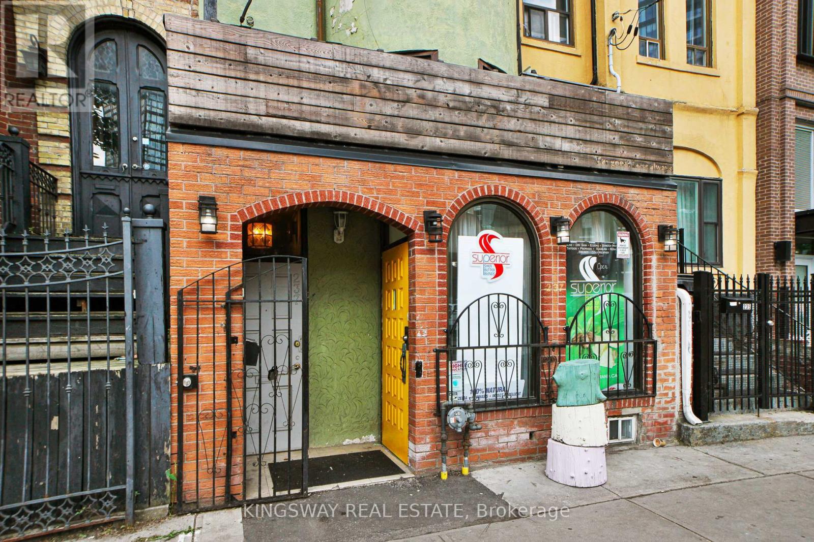 Property at 237 DUNDAS STREET E image 4