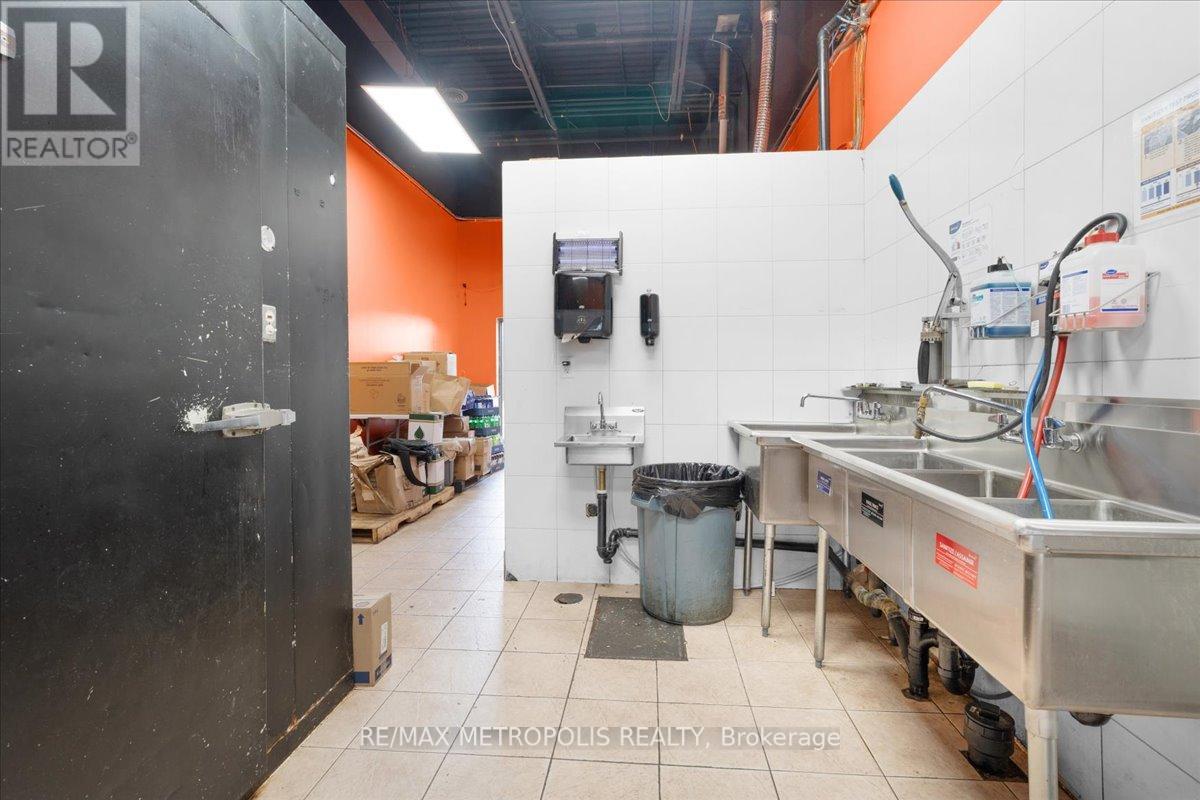 10 - 450 Holland Street W, Bradford West Gwillimbury (Bradford), Ontario  L3Z 0J4 - Photo 5 - N12280442
