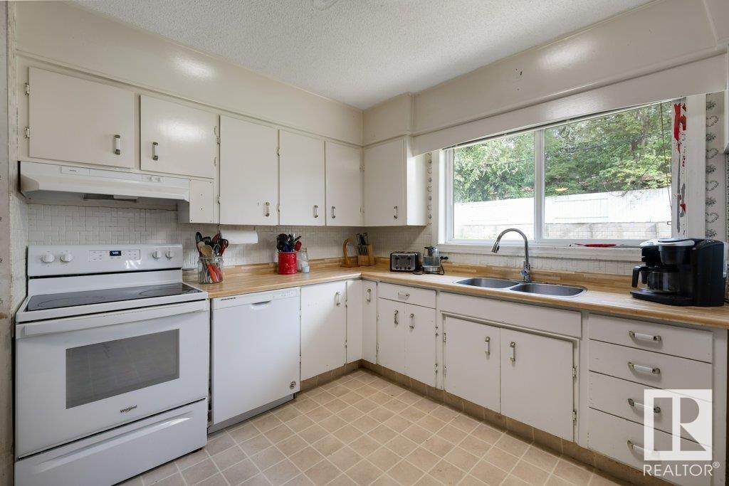 Property at 6 SYLVAN DR image 3