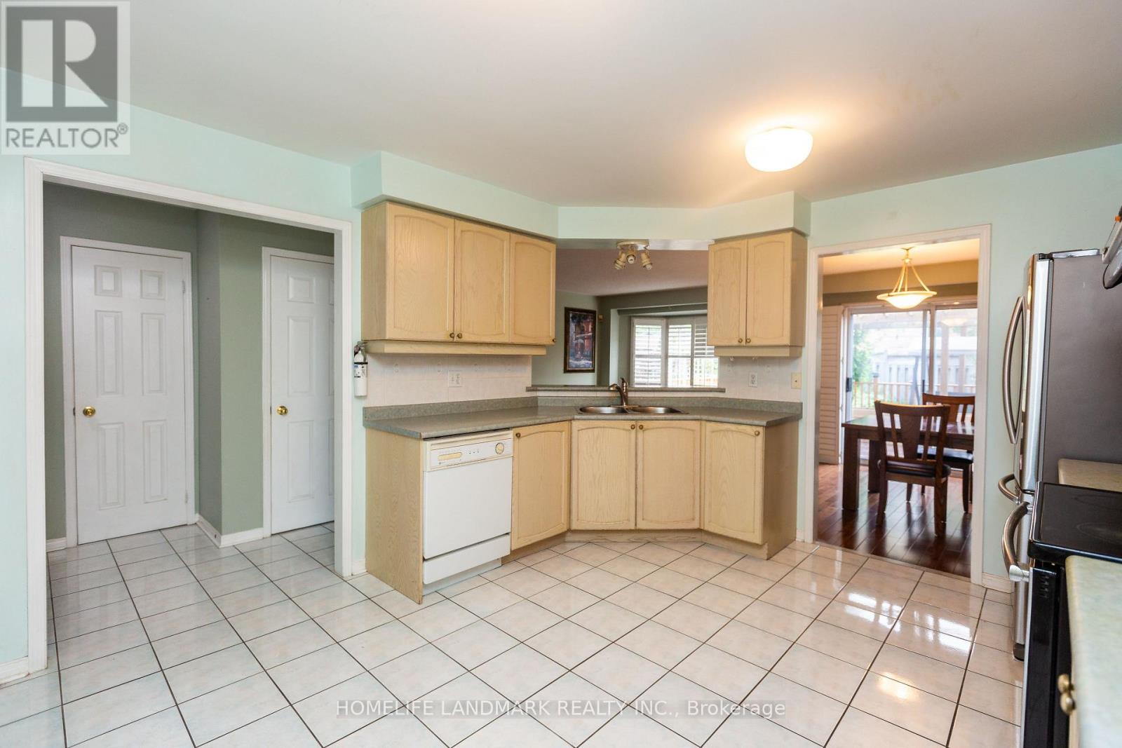 5722 Greensboro Drive, Mississauga, Ontario  L5M 5T7 - Photo 6 - W12280513