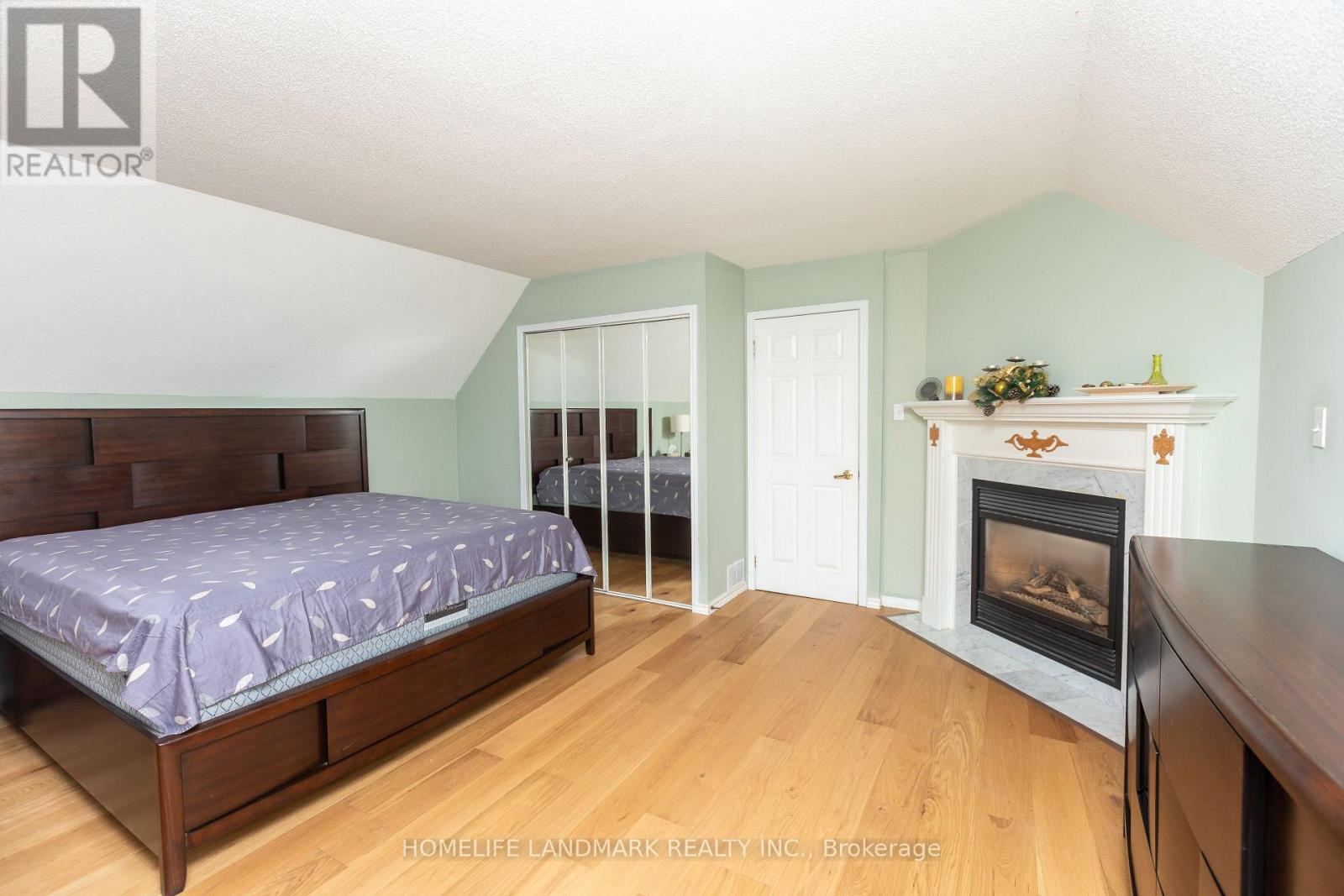 5722 Greensboro Drive, Mississauga, Ontario  L5M 5T7 - Photo 7 - W12280513