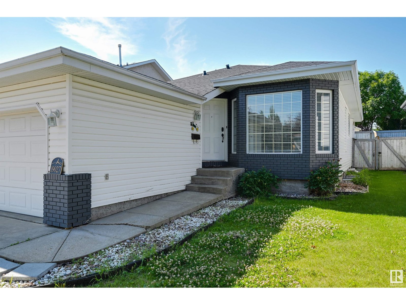 Property at 19027 53 AV NW image 3