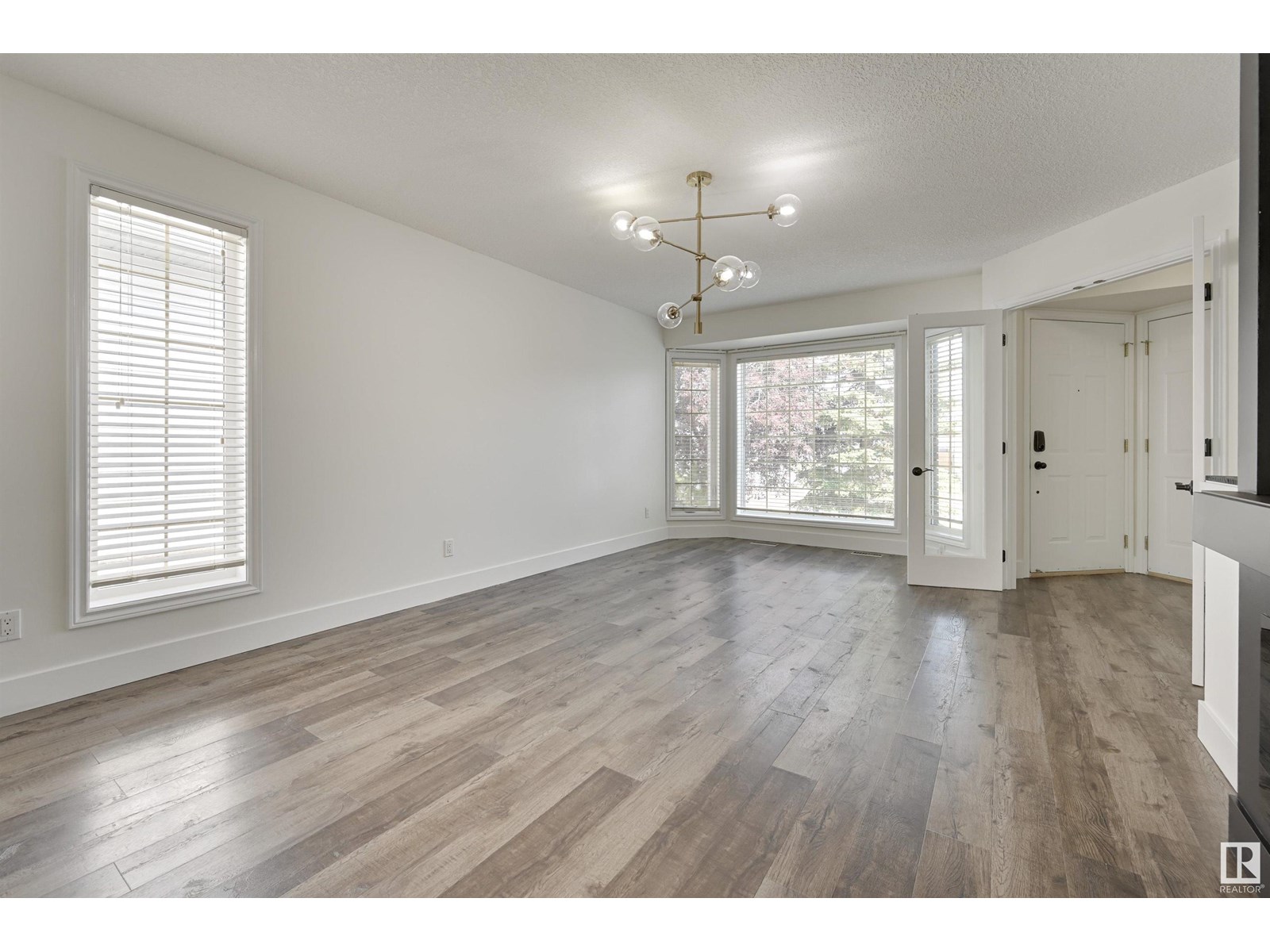 Property at 19027 53 AV NW image 4