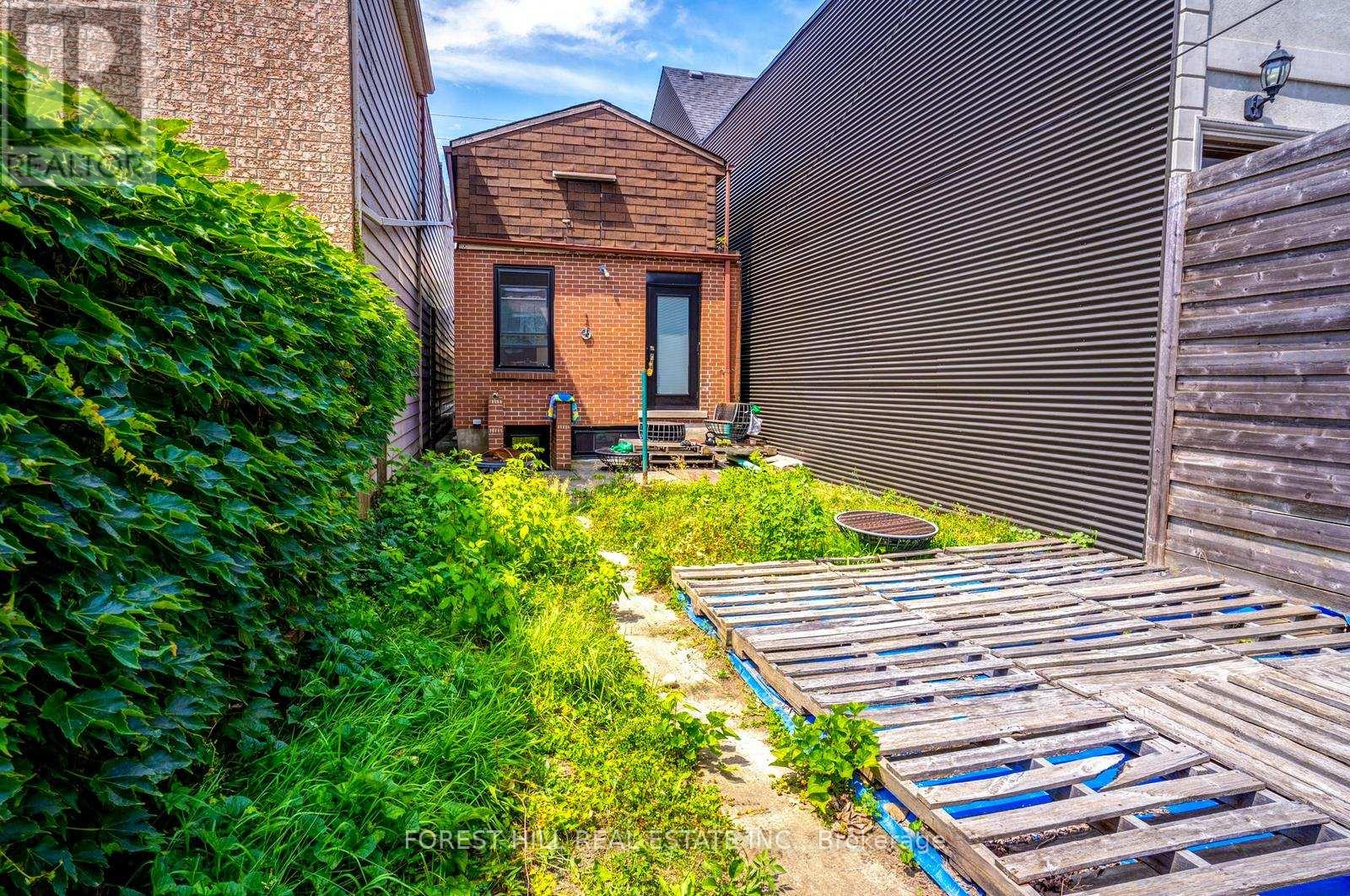 139 Christie Street, Toronto, Ontario  M6G 3B3 - Photo 17 - C12275750