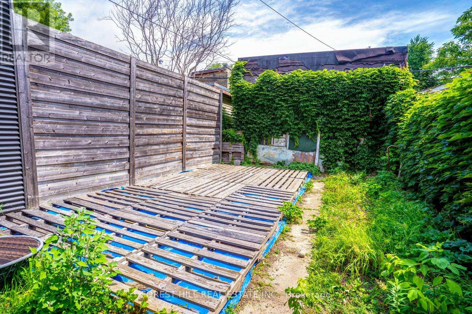 139 Christie Street, Toronto, Ontario  M6G 3B3 - Photo 16 - C12275750
