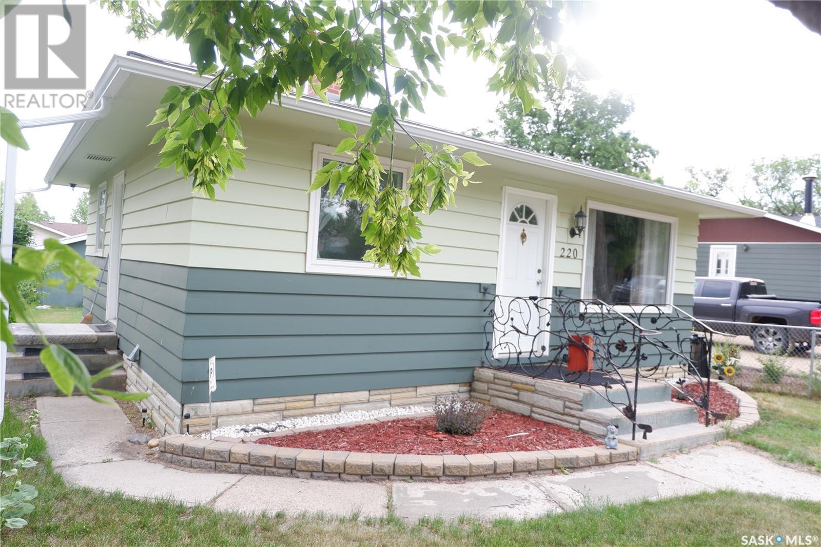 Property at 220 6th AVENUE W image 1