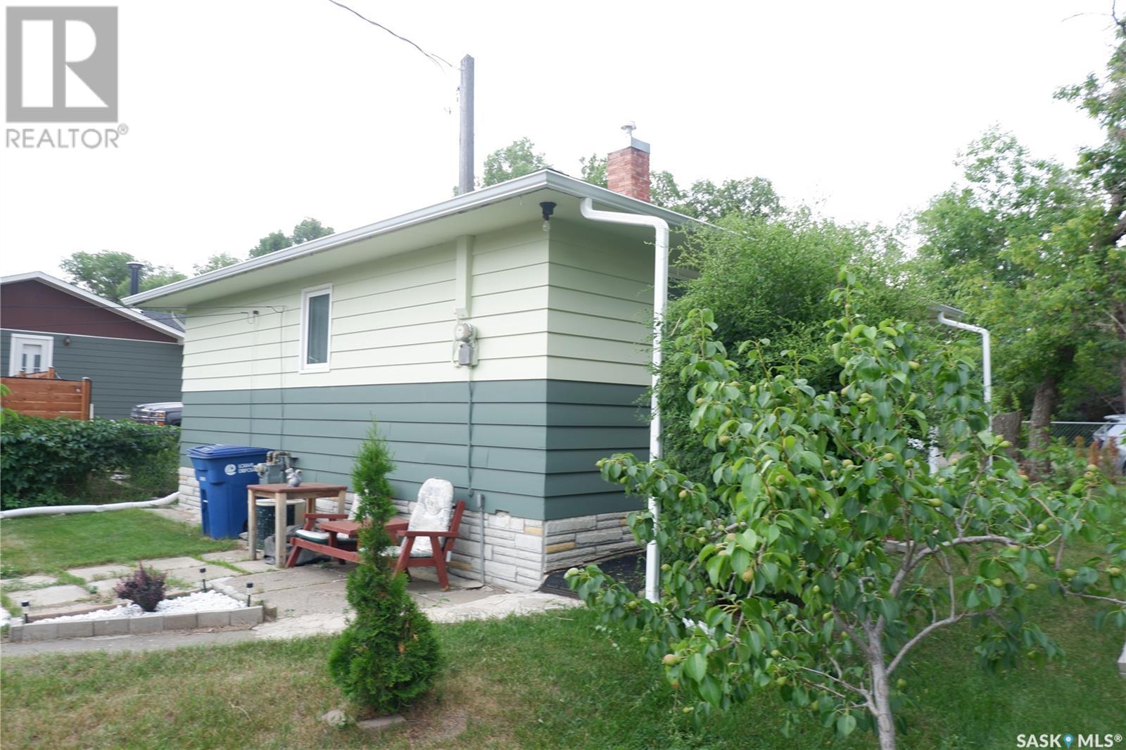 Property at 220 6th AVENUE W image 2