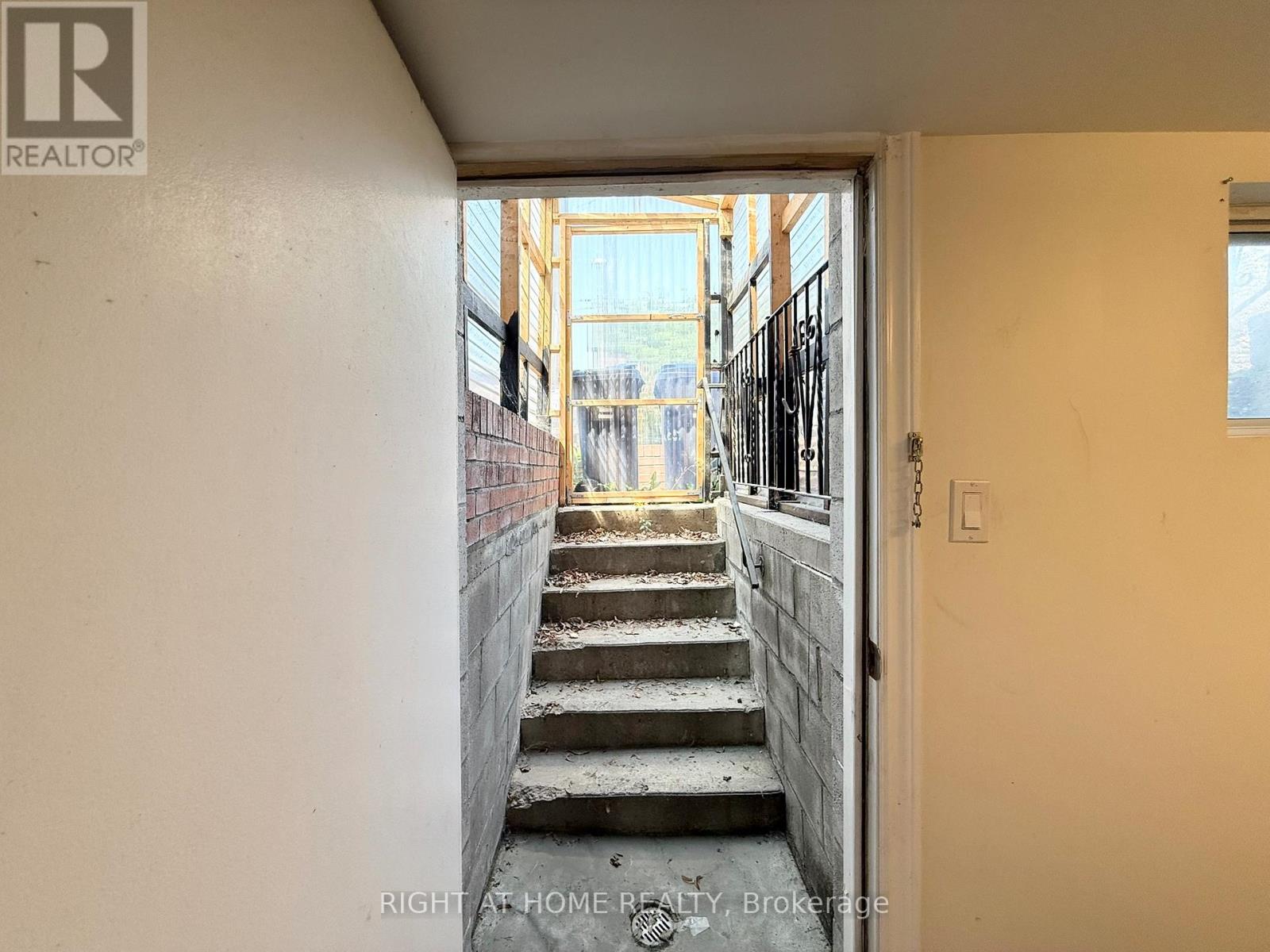 665 Ossington Avenue, Toronto, Ontario  M6G 3T6 - Photo 32 - C12278792