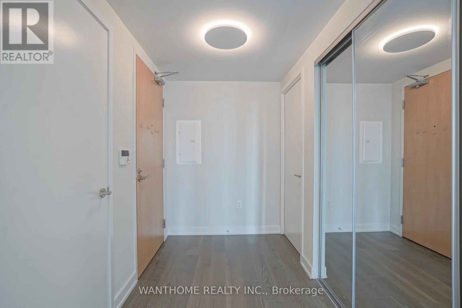 1607 - 11 Wellesley Street W, Toronto, Ontario  M4Y 0G4 - Photo 3 - C12280824
