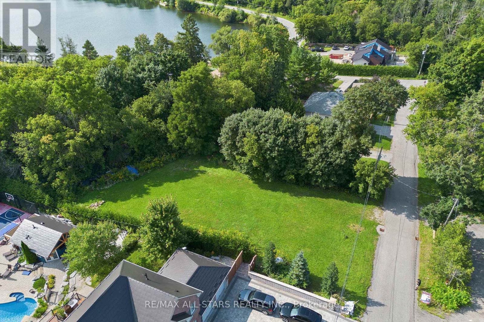 12 Churchill Drive S, Whitchurch-Stouffville, Ontario  L4A 7X3 - Photo 8 - N12280847