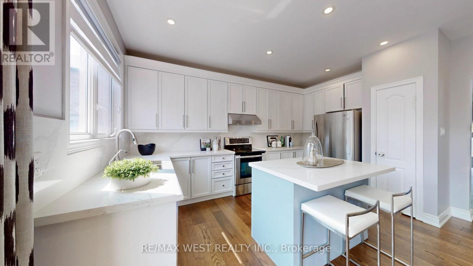 Property at 230 DALGLEISH GARDENS image 3
