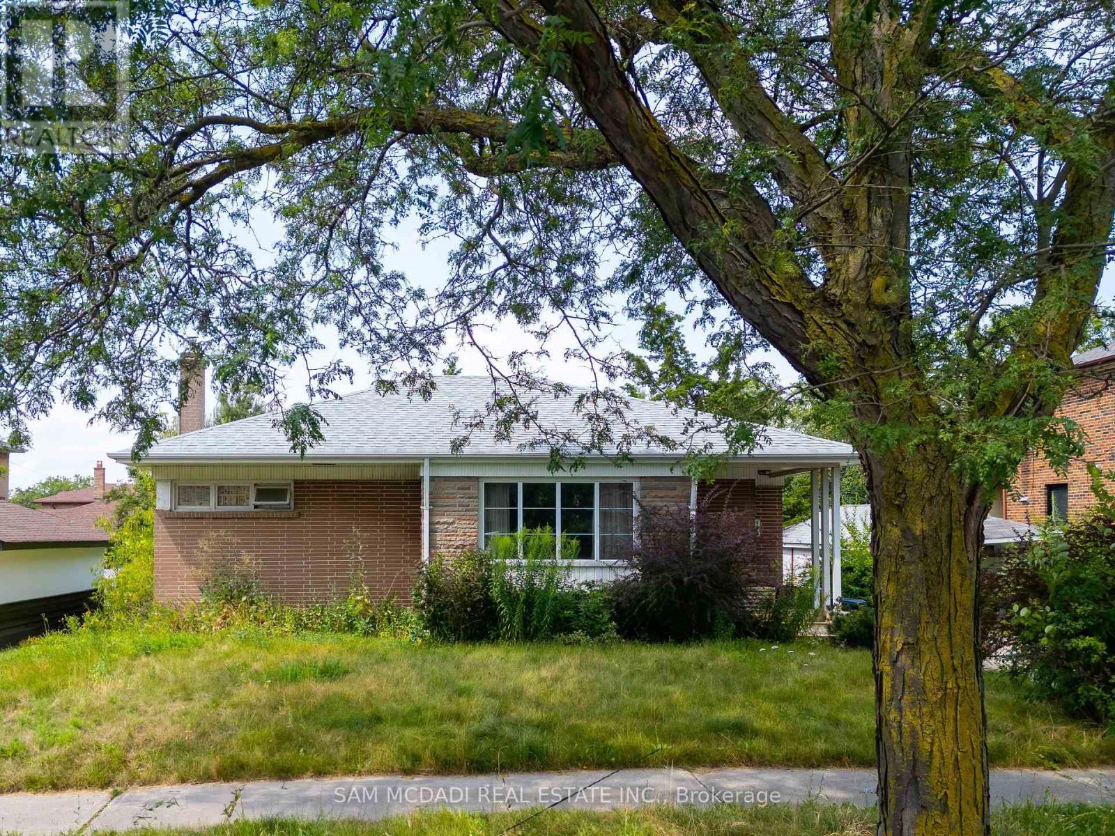 34 Highview Avenue, Toronto, Ontario  M3M 1C4 - Photo 3 - W12277076