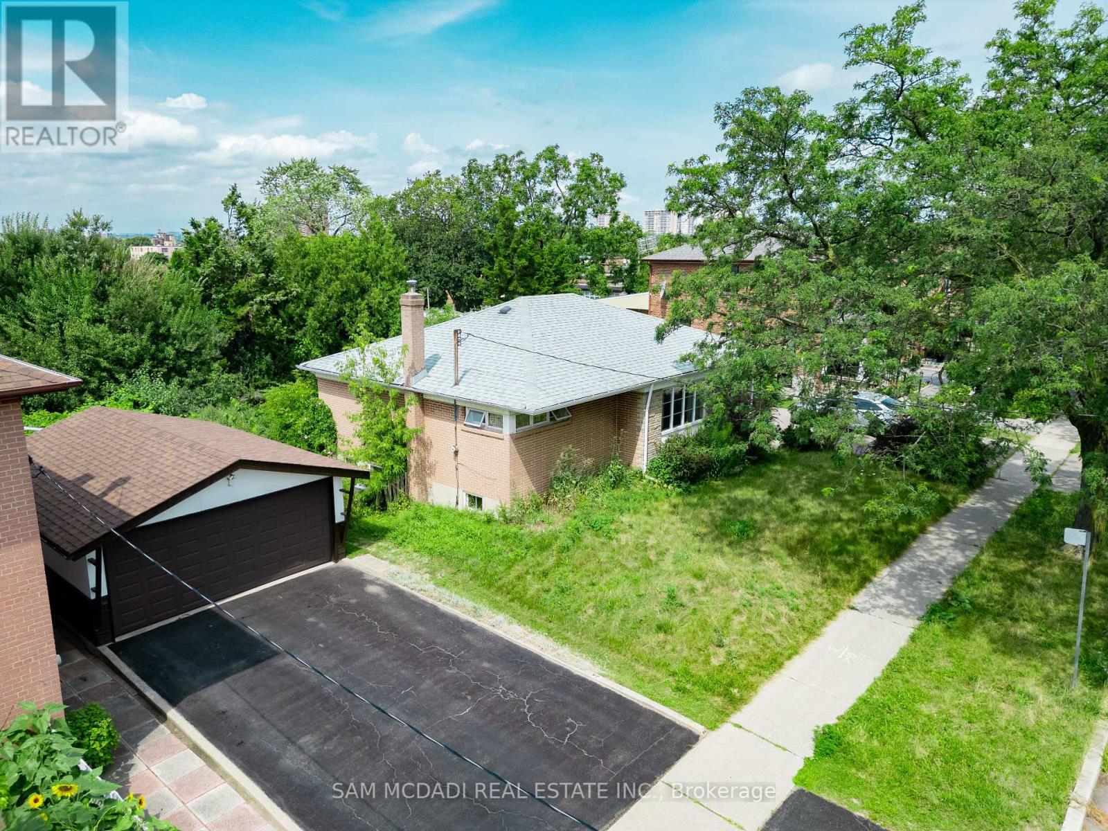 34 Highview Avenue, Toronto, Ontario  M3M 1C4 - Photo 4 - W12277076