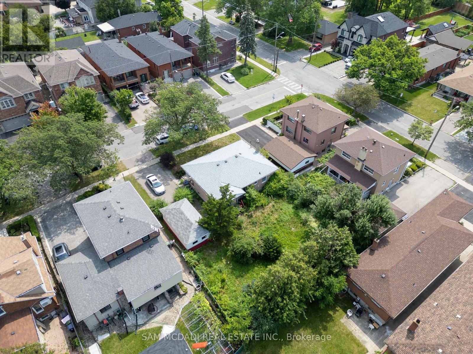 34 Highview Avenue, Toronto, Ontario  M3M 1C4 - Photo 7 - W12277076