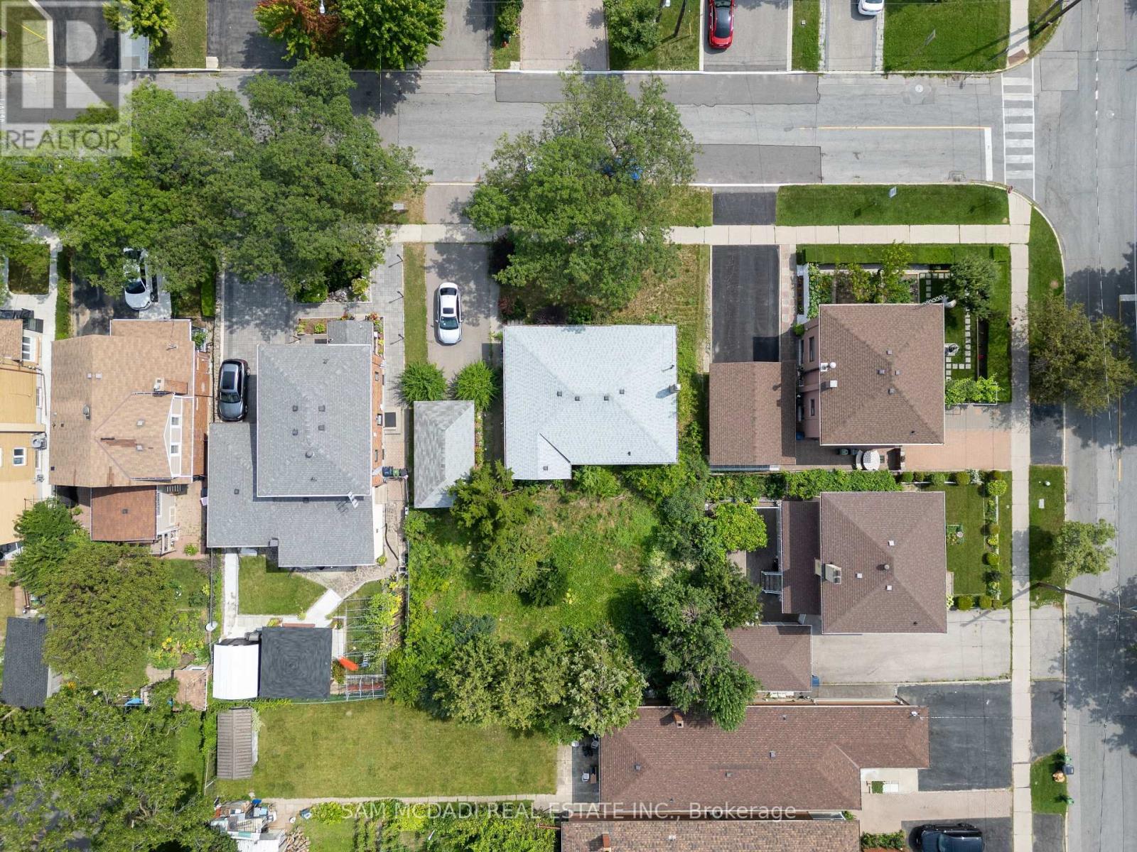 34 Highview Avenue, Toronto, Ontario  M3M 1C4 - Photo 6 - W12277076