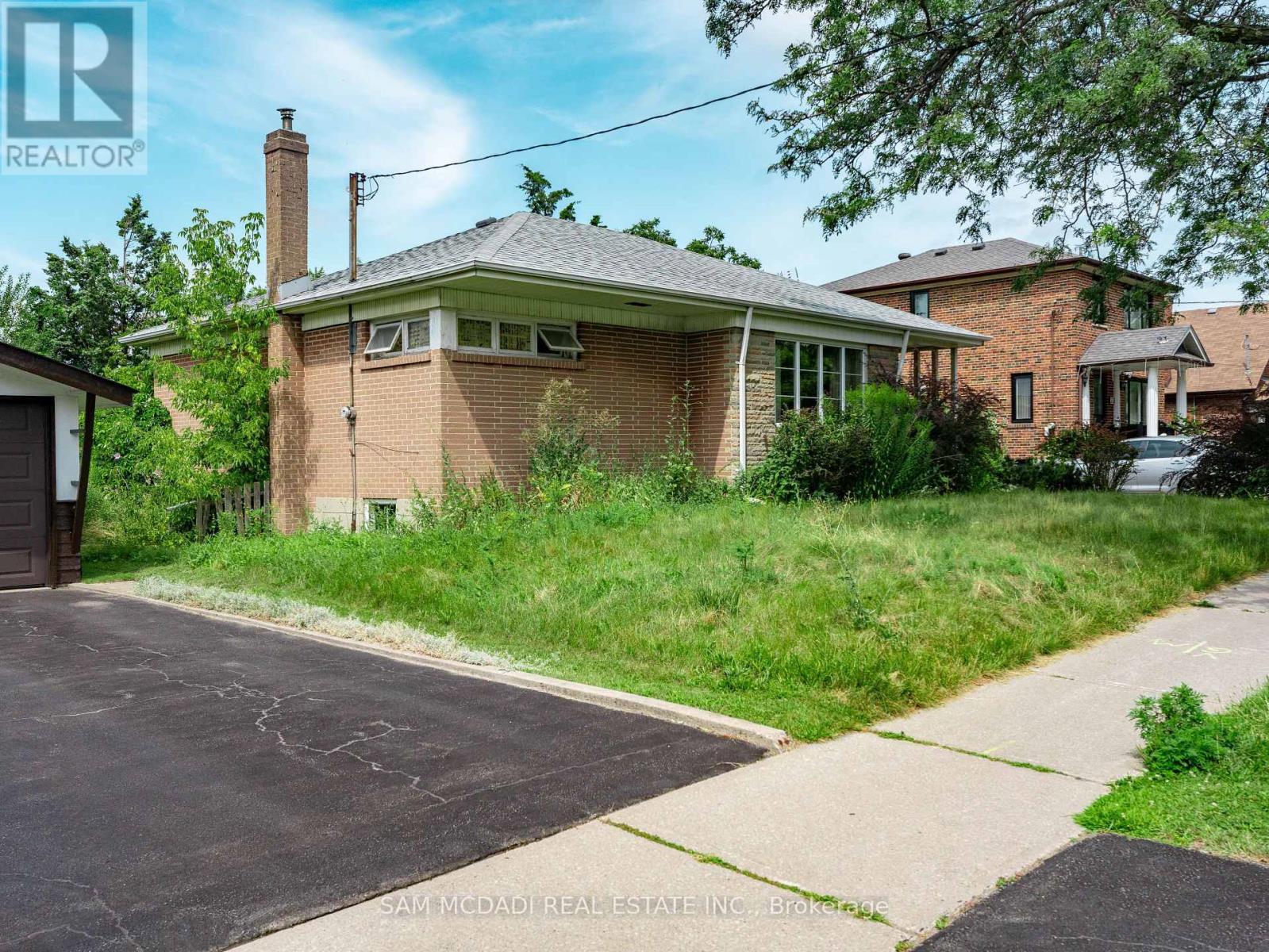 34 Highview Avenue, Toronto, Ontario  M3M 1C4 - Photo 10 - W12277076