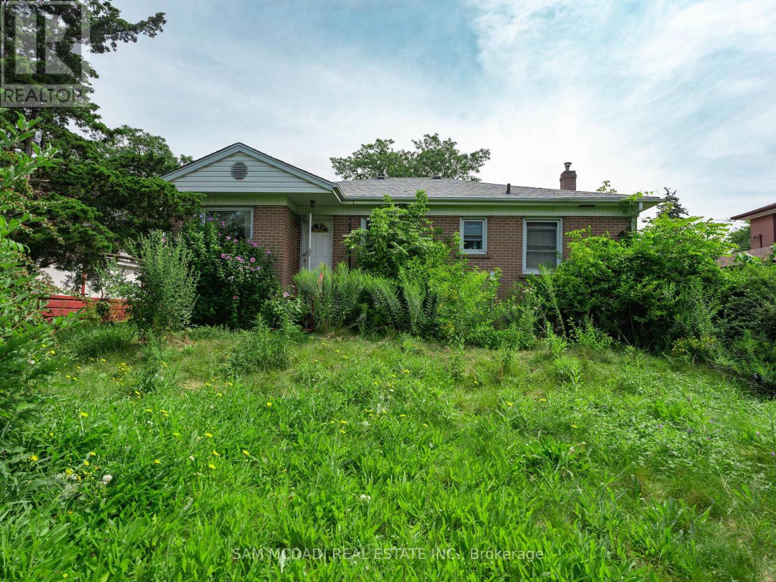 34 Highview Avenue, Toronto, Ontario  M3M 1C4 - Photo 11 - W12277076