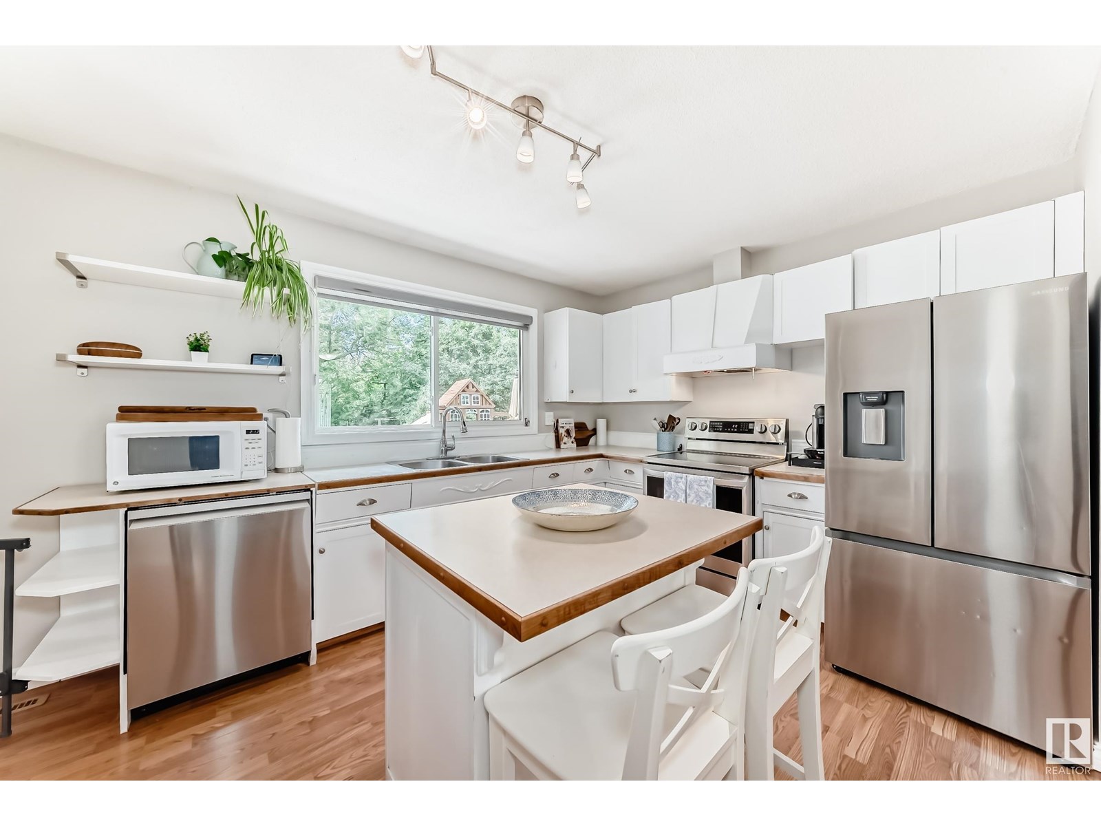 Property at 10 BLUEBIRD CR image 5