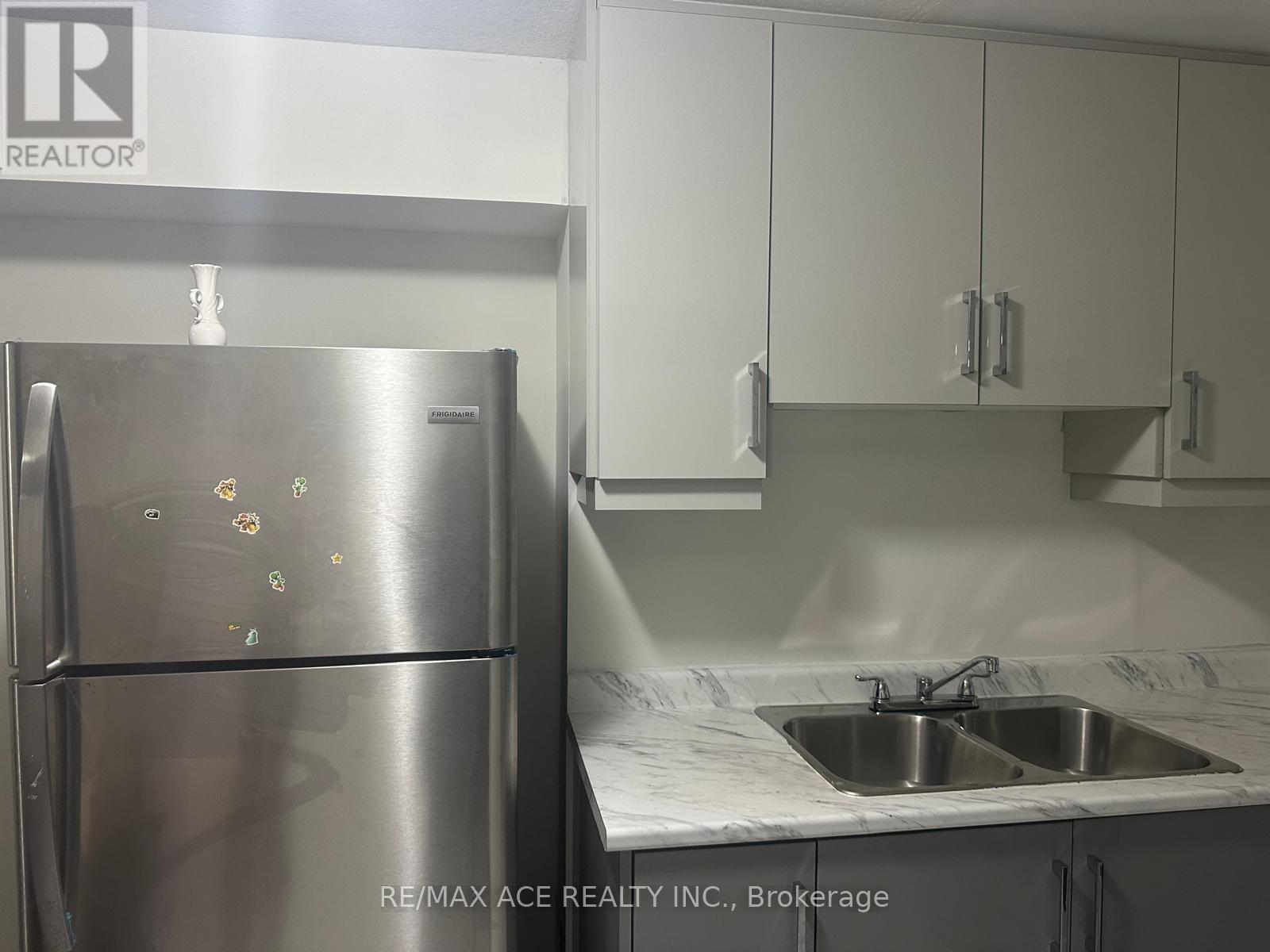Bsmt - 50 Golden Springs Drive, Brampton, Ontario  L7A 0C7 - Photo 4 - W12280930