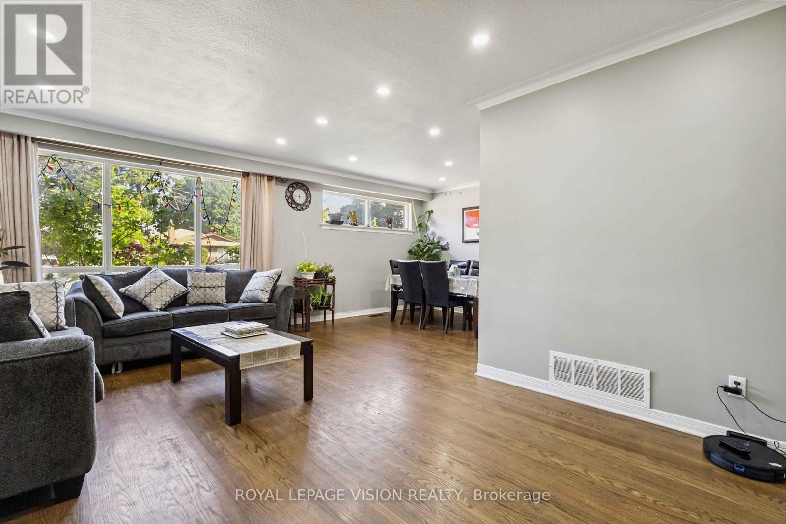 Property at 58 DOLLY VARDEN BOULEVARD W image 4
