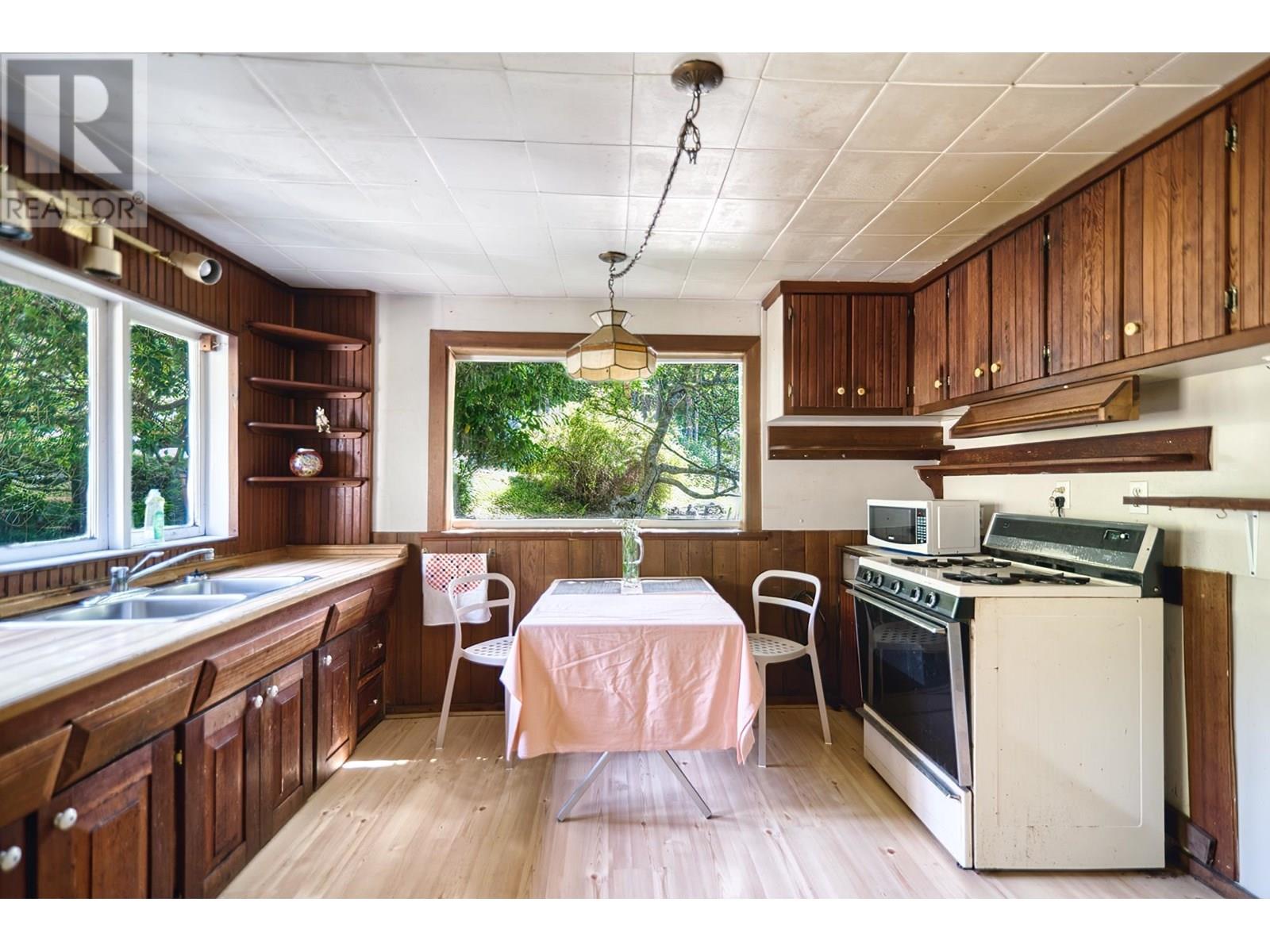 8200 Redrooffs Road, Halfmoon Bay, British Columbia  V7Z 1E2 - Photo 10 - R3026186