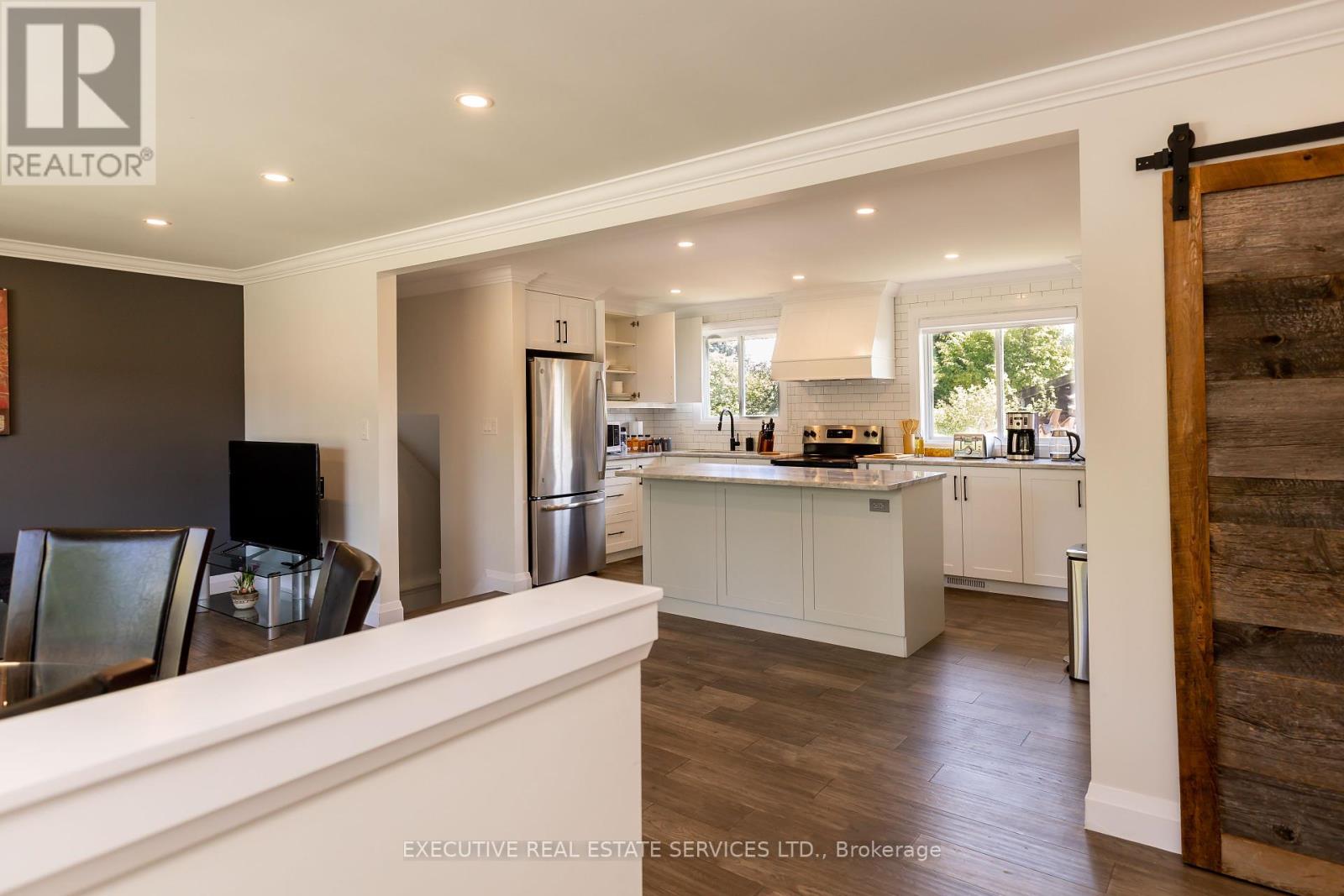 Property at 44 WOODSVIEW AVENUE image 5
