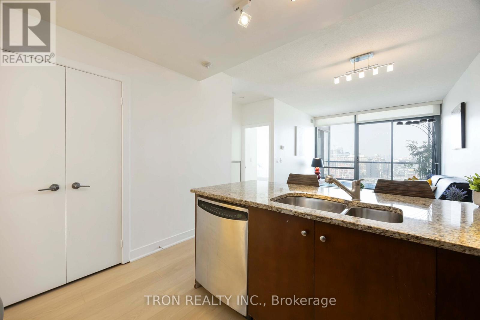 1905 - 438 King Street W, Toronto, Ontario  M5V 3T9 - Photo 10 - C12280725
