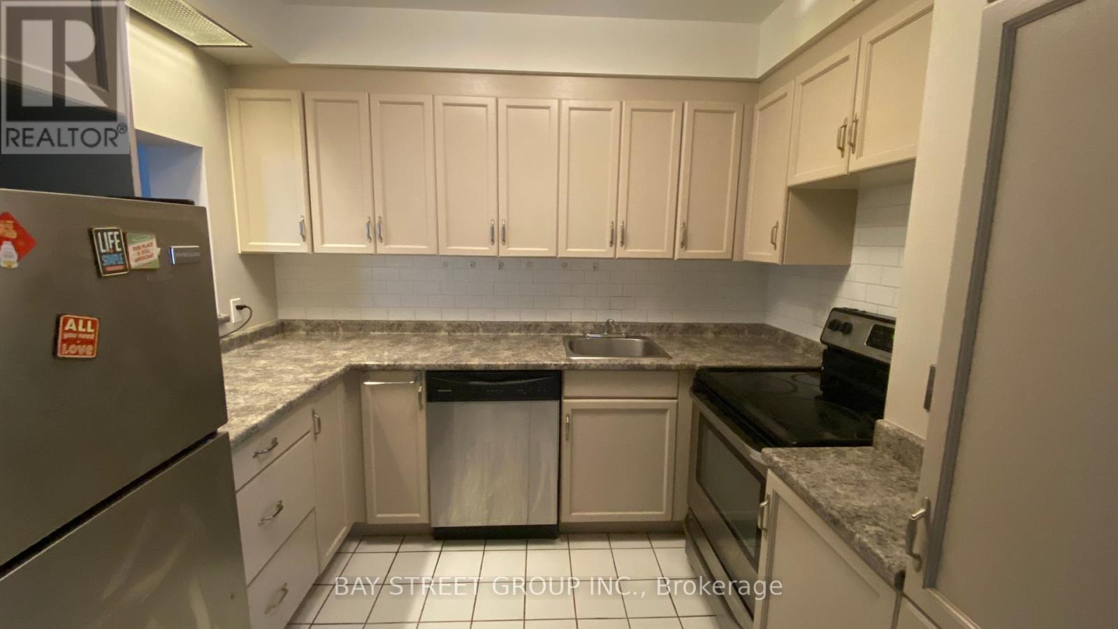902 - 284 Bloor Street W, Toronto, Ontario  M5S 3B8 - Photo 2 - C12281058
