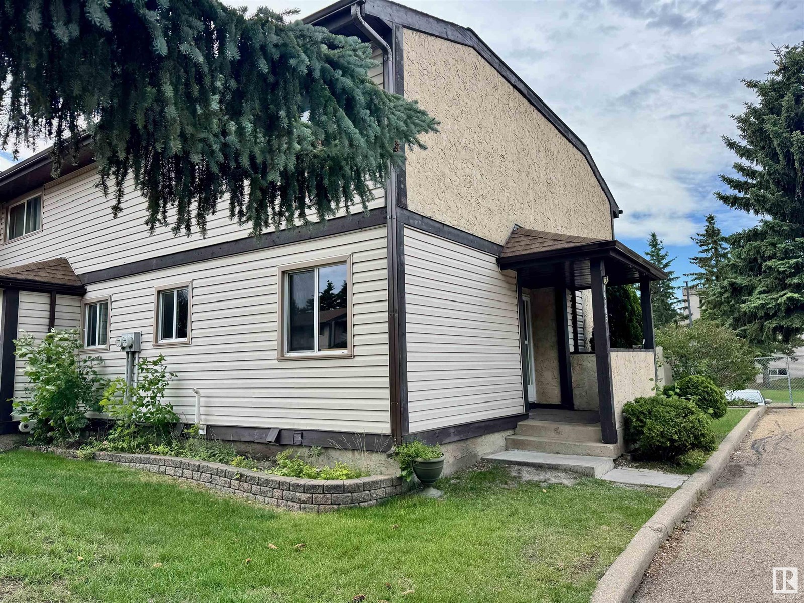 Property at 14009 30 ST NW image 1
