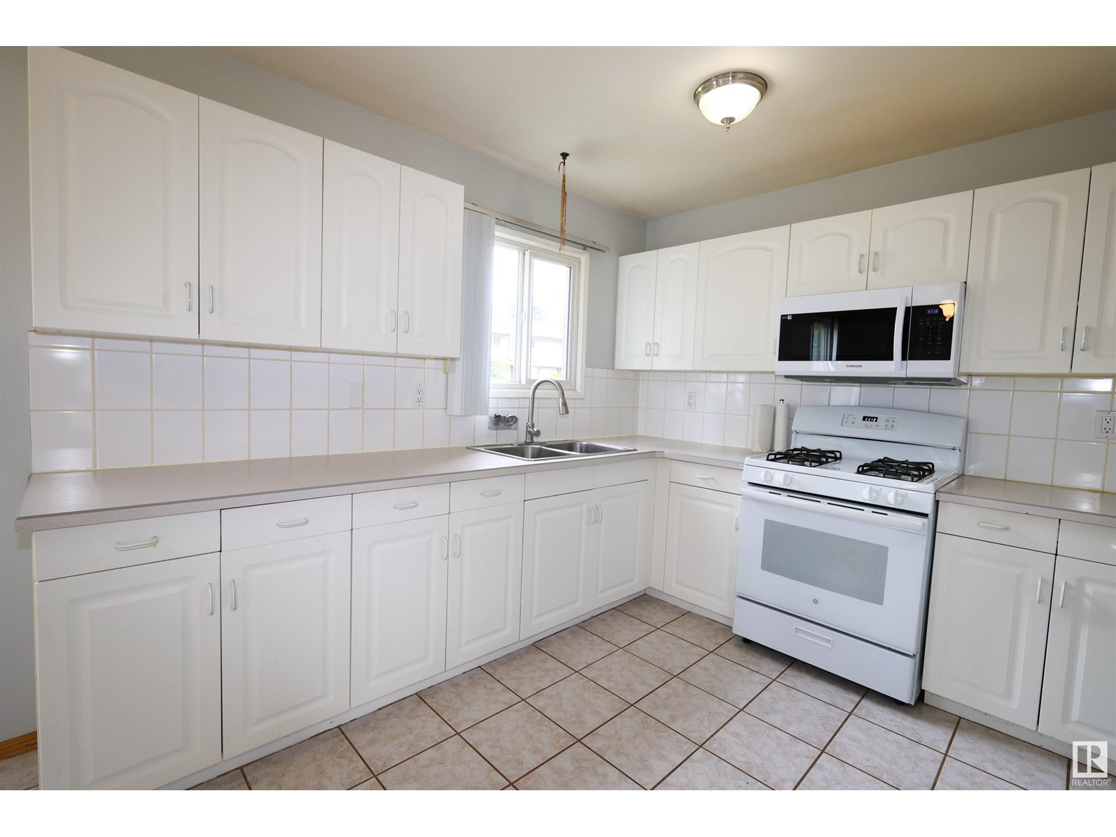 Property at 14009 30 ST NW image 4