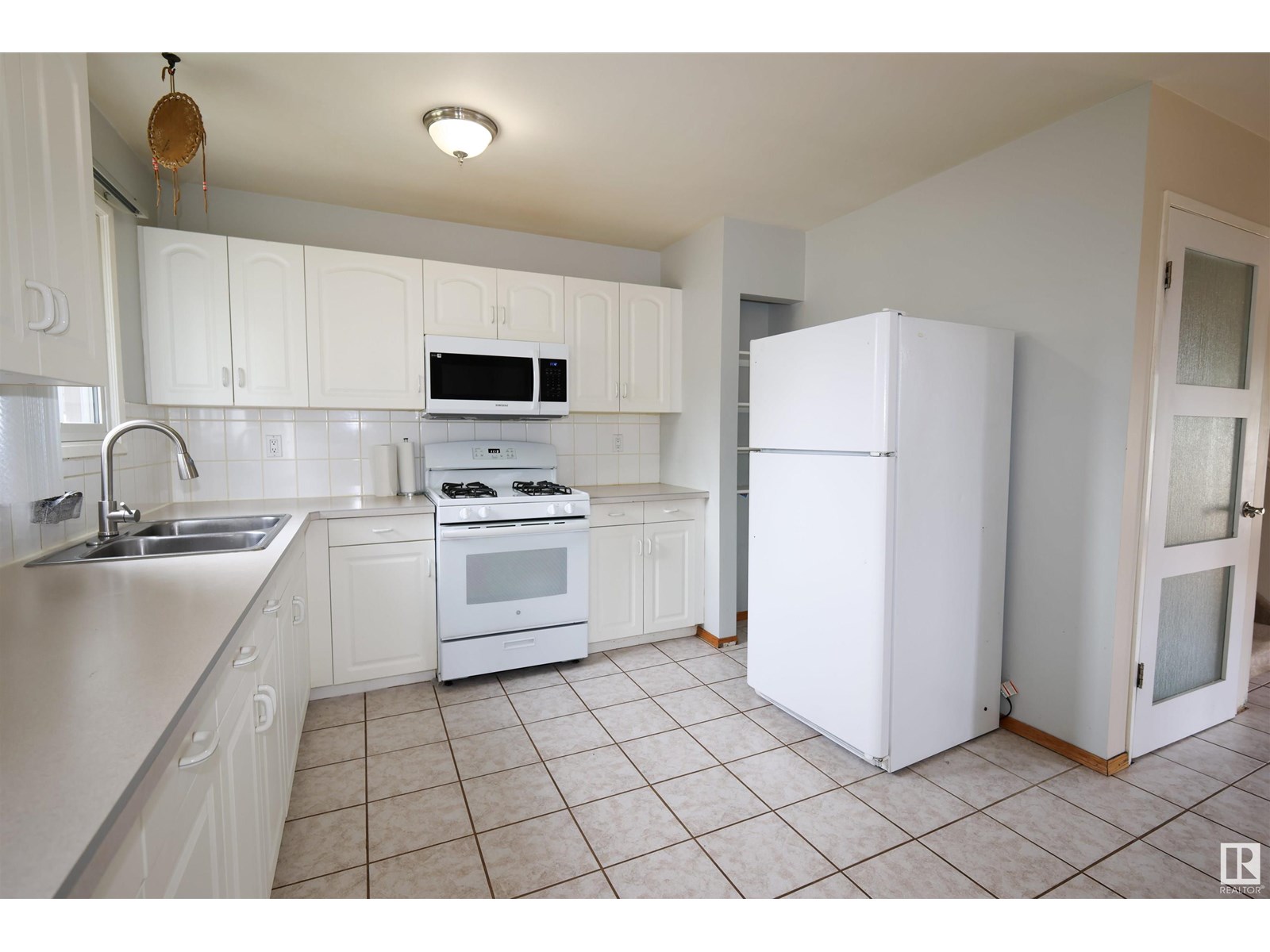 Property at 14009 30 ST NW image 5