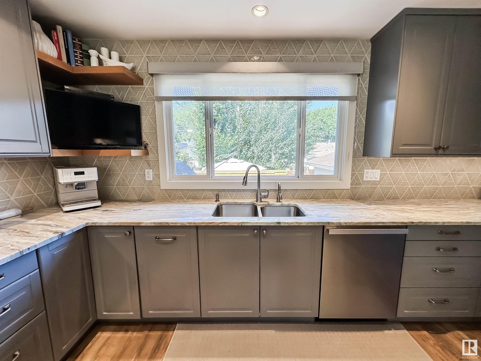 Property at 10218 73 ST NW image 2
