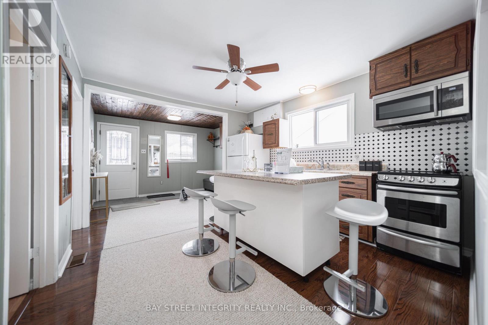 74 De La Salle Boulevard, Georgina, Ontario  L0E 1S0 - Photo 15 - N12281227