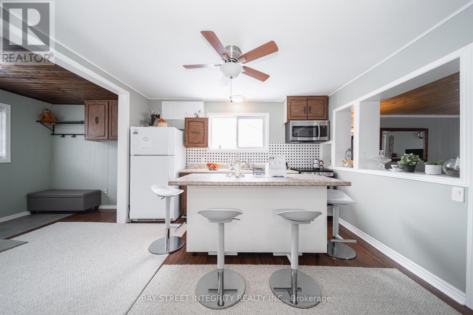 74 De La Salle Boulevard, Georgina, Ontario  L0E 1S0 - Photo 1 - N12281229
