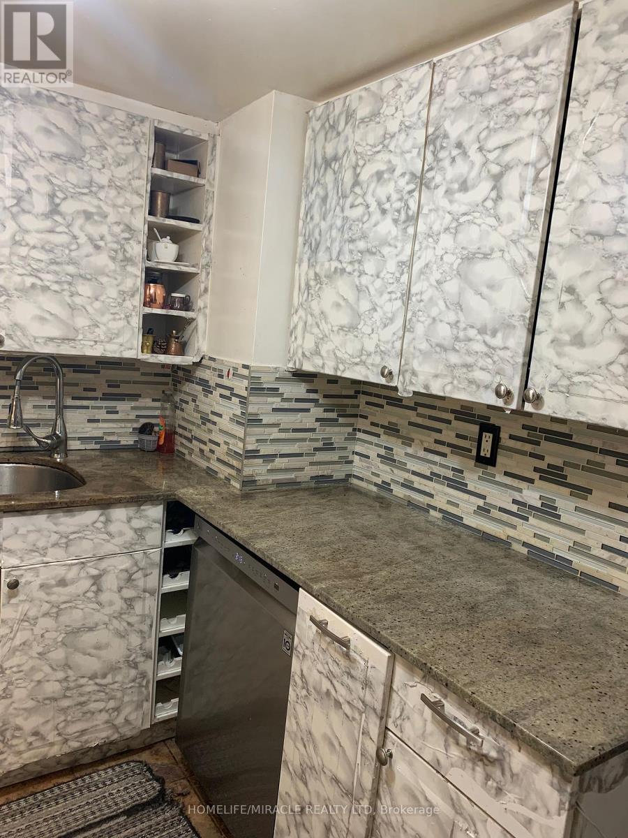 706 - 25 Agnes Street, Mississauga, Ontario  L5B 3X7 - Photo 2 - W12278293