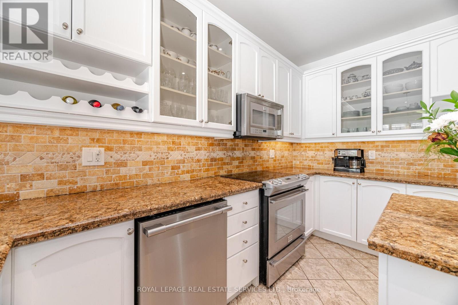 215 Burloak Drive, Oakville (Br Bronte), Ontario  L6L 6T6 - Photo 15 - W12268716