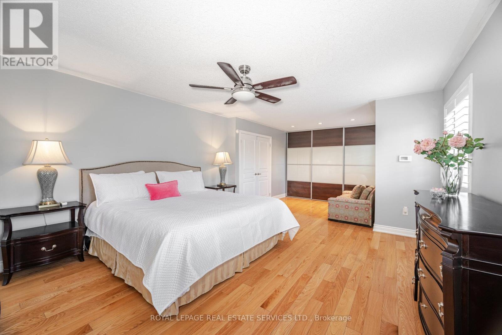 215 Burloak Drive, Oakville (Br Bronte), Ontario  L6L 6T6 - Photo 20 - W12268716