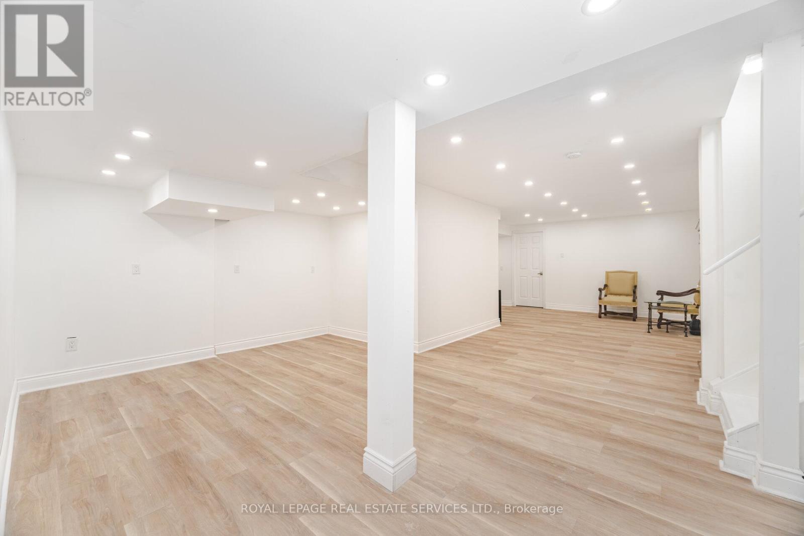 215 Burloak Drive, Oakville (Br Bronte), Ontario  L6L 6T6 - Photo 28 - W12268716