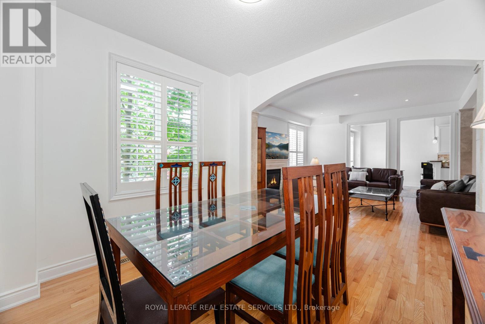 215 Burloak Drive, Oakville (Br Bronte), Ontario  L6L 6T6 - Photo 10 - W12268716
