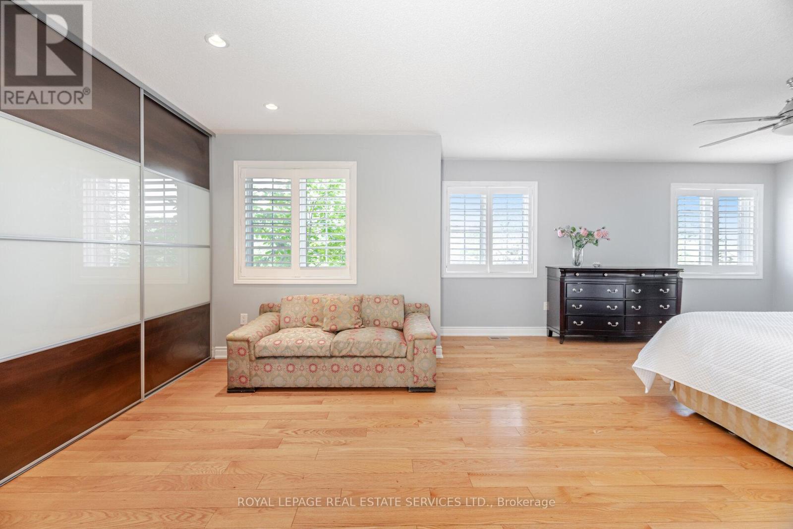 215 Burloak Drive, Oakville (Br Bronte), Ontario  L6L 6T6 - Photo 19 - W12268716